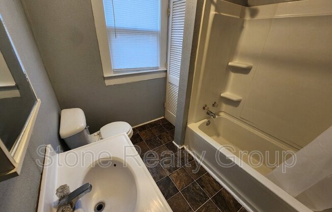 2 beds, 1 bath, $900