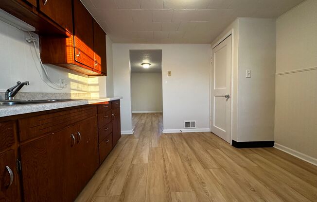 1 bed, 1 bath, $745, Unit Upper