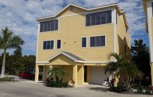 Seasonal or short term updated TOWNHOME ON DESIRABLE LONGBOAT KEY