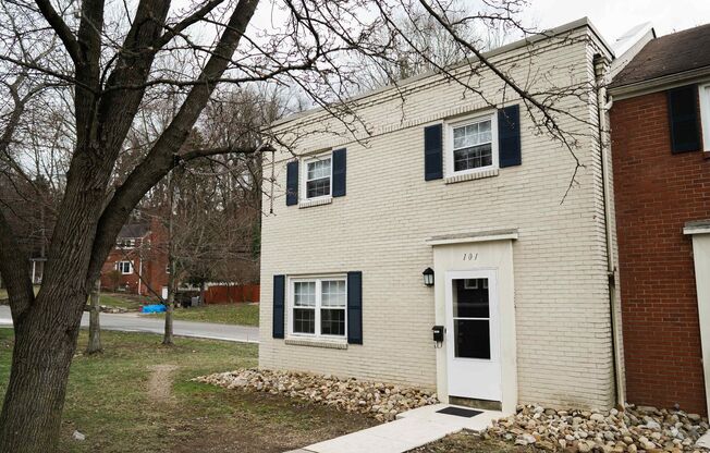 2 beds, 1 bath, 995 sqft, $1,299, Unit I136