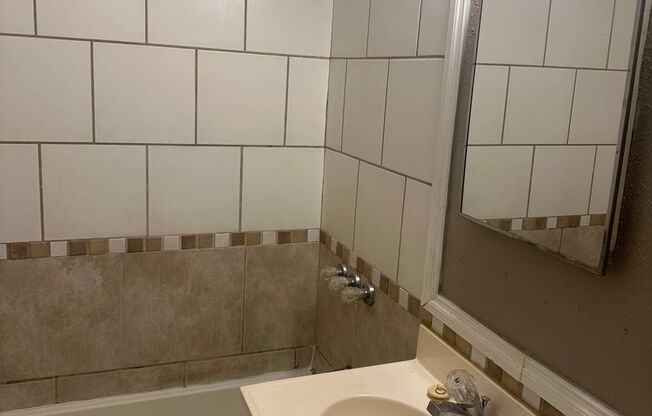 1 bed, 1 bath, 700 sqft, $780, Unit 425 Leeds Ave