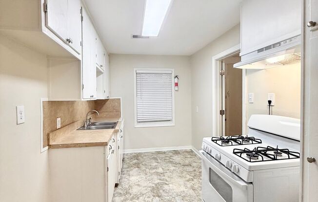 Beautiful 2/1/1 w/ study in Angleton!! Very Cute Home !