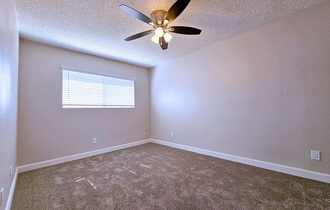 2 beds, 1 bath, 800 sqft, $1,995, Unit 33-13