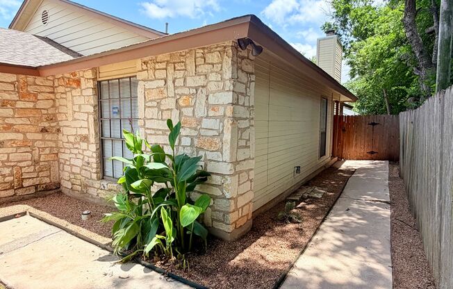 Great, well-maintained single-story duplex tucked away on a quiet cul-de-sac!