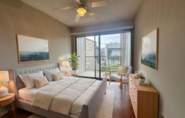 2 bed/1 ba: Lady Bird Lake Condo, Short Walk to Downtown!