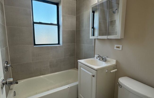2 beds, 1 bath, $1,150, Unit 4840 #2N