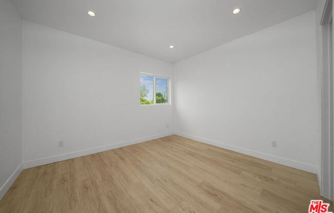 6835 YOLANDA AVE