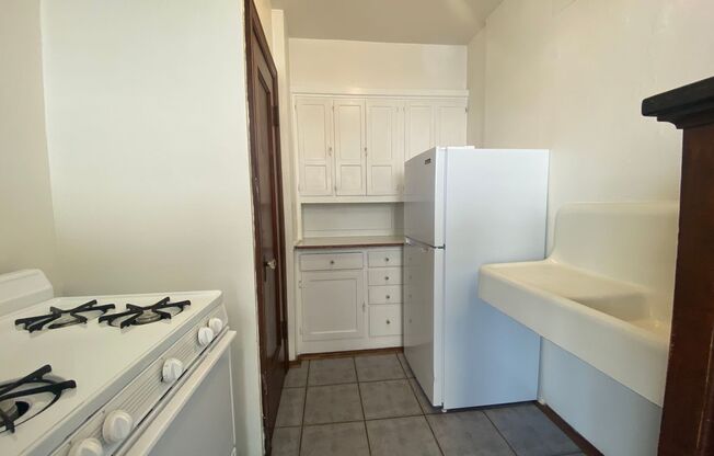 Studio, 1 bath, 400 sqft, $825, Unit 218
