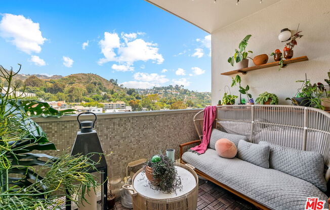 1 bed, 1.5 baths, 998 sqft, $5,500, Unit 903