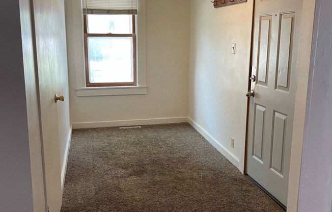 3 beds, 1 bath, 1,120 sqft, $1,200