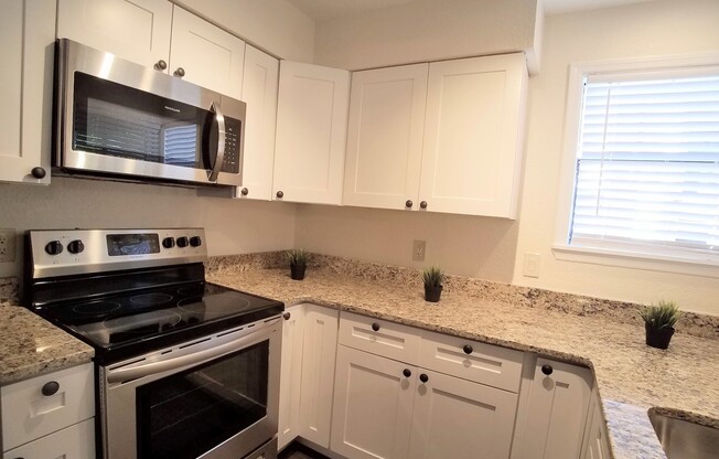 FOR RENT! Fabulous Full Remodeled 1/1 Winter Park Condo in front of Full Sail !