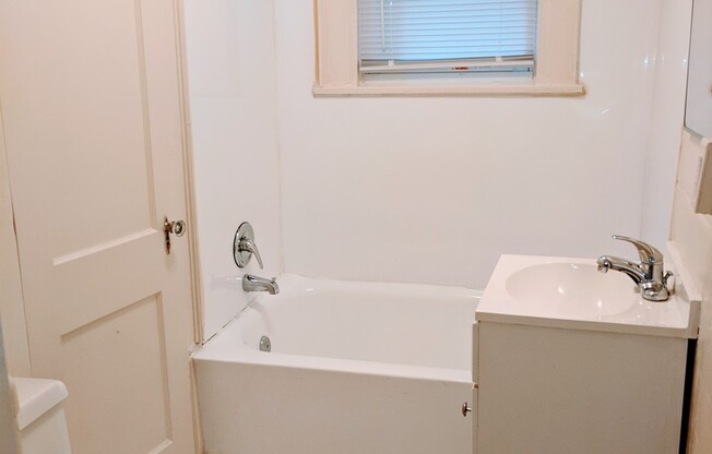 2 beds, 1 bath, $1,395, Unit Apt. 03