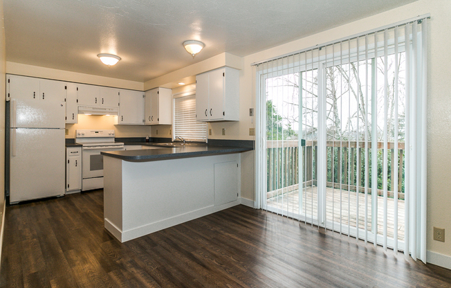 3-Bedroom, 2-Bath Duplex - Amazing Views of Southeast Eugene!!