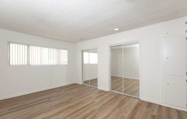 Bedroom with Mirrored Wardrobe