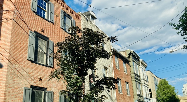 NoLibs Townhouses near W Laurel Street