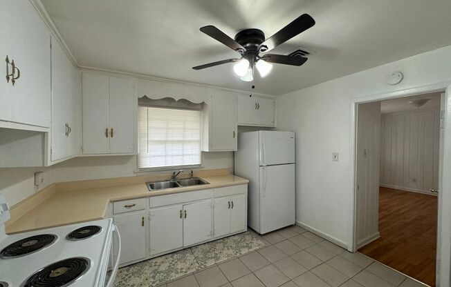 3 beds, 1 bath, $1,095