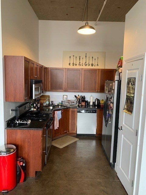 1 bed, 1 bath, 825 sqft, $1,675, Unit 304