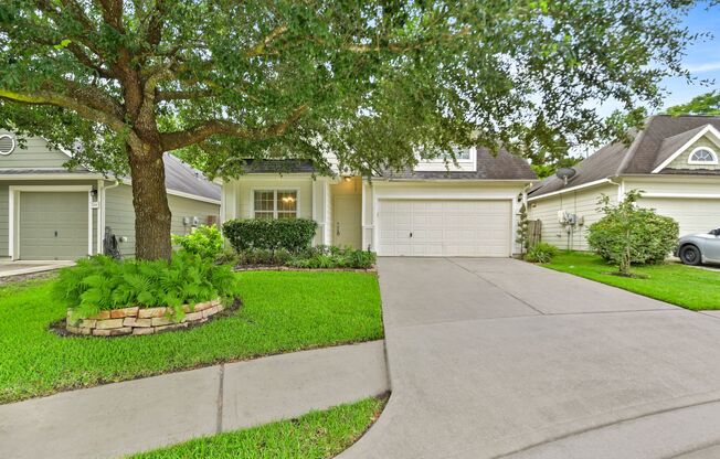 Tranquility Meets Convenience: Charming 3 Bed/2 Bath by the Lake