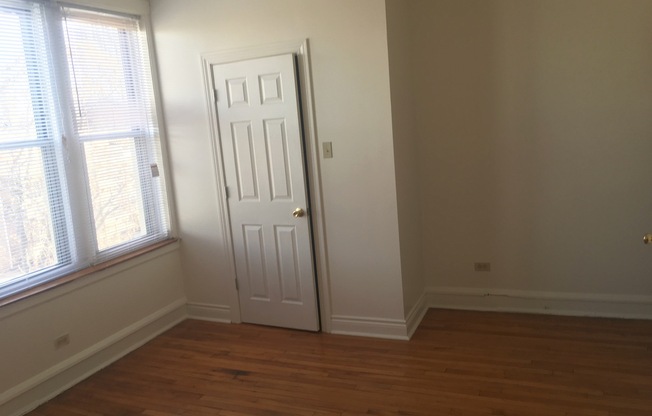 2 beds, 1 bath, 1,300 sqft, $1,050