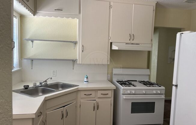 2 beds, 1 bath, $995