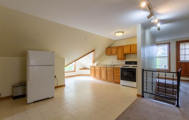 2 beds, 1 bath, $1,000, Unit Unit 4