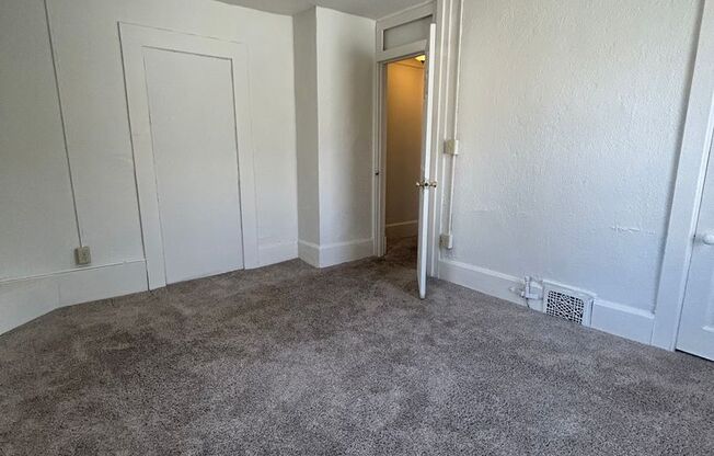 3 beds, 1 bath, $1,575, Unit 137