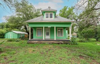 2 weeks free! Charming 1925 Farm House on 1/3 acre!