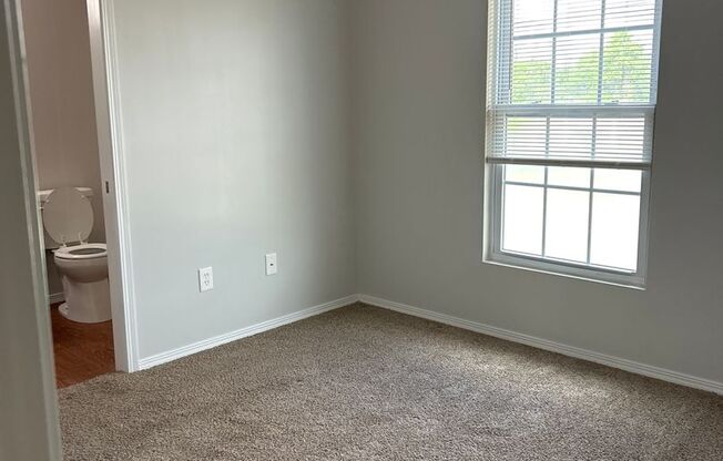 2 beds, 2 baths, 1,001 sqft, $1,015, Unit 4266 Apt 9