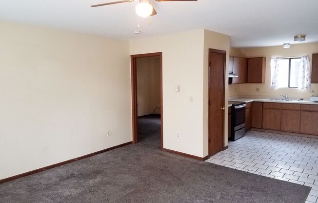 2 beds, 1 bath, $925, Unit 2