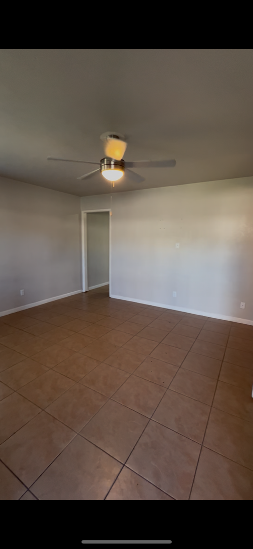 2 beds, 1 bath, 810 sqft, $1,195, Unit 01