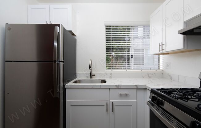 *OPEN HOUSE: 9/6 1-2PM* Gorgeous 2BR in Hillcrest with 2 Parking Spaces