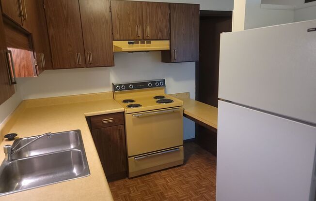 1 bed, 1 bath, $725, Unit 3633 Fairfax Street, 213