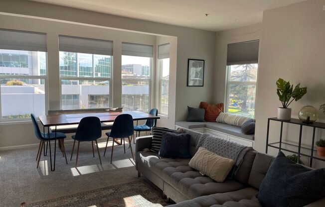 Stylish and Chic 2 Condo nestled in the Heart of Downtown!