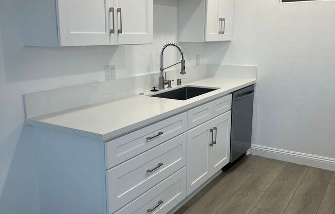 2 beds, 1 bath, 802 sqft, $2,595, Unit 6920-J