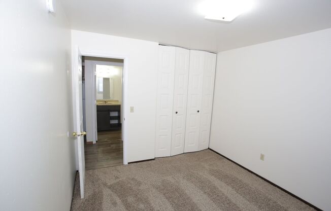 2 beds, 1 bath, $800, Unit 2523-13