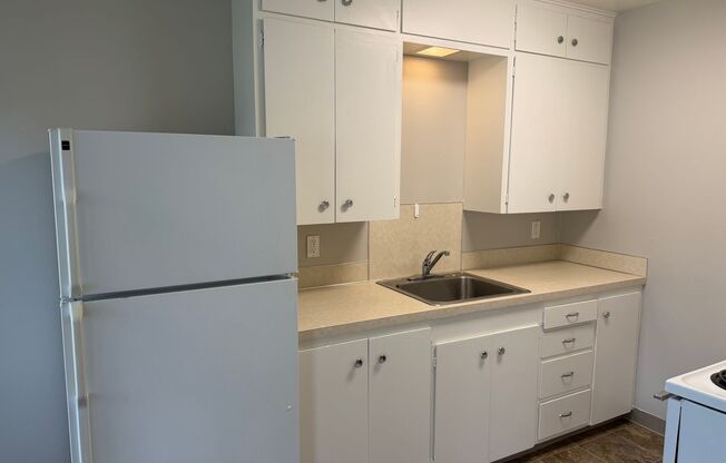 2 beds, 1 bath, 639 sqft, $1,565, Unit 11