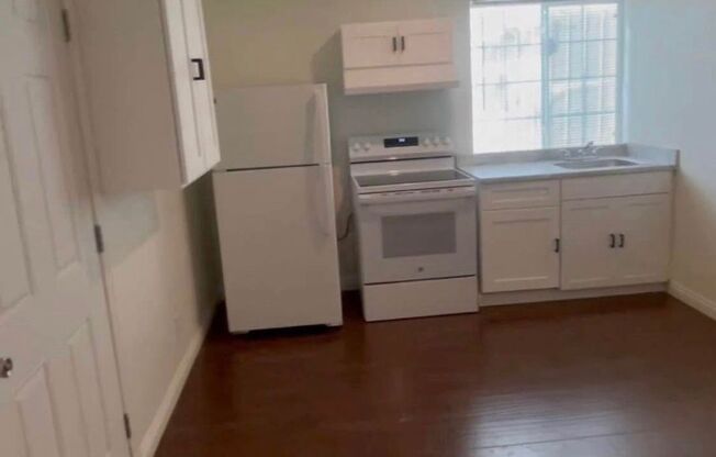 Newly Renovated & Bright Studio in Henderson - Utilities Included!