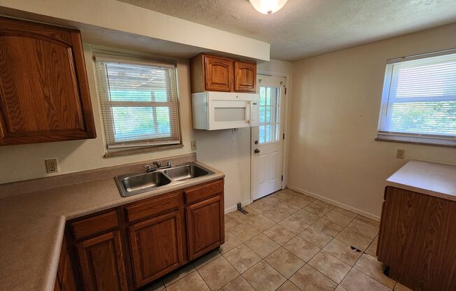 3 beds, 1 bath, $1,295