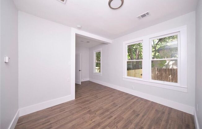 High Class -  Hyde Park Hacienda - Huge 1 Bedroom - New Finish Out - Pet Friendly - Huge Yard - Everything Close $1695