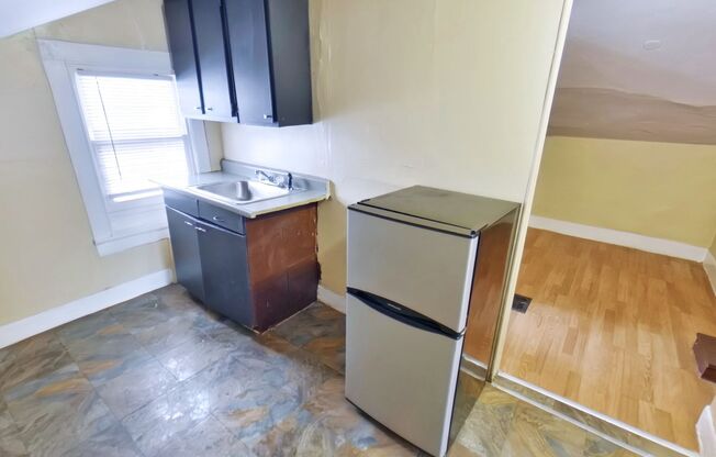 1 bed, 1 bath, 300 sqft, $595, Unit 47 Wilson Up, 1 Bed