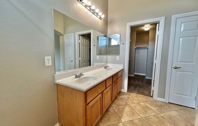 BEAUTIFUL 3 BEDROOM TOWNHOUSE IN GATED COMMUNITY!