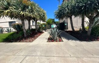 STUNNING APARTMENT! GREAT LOCATION! POOL PROPERTY