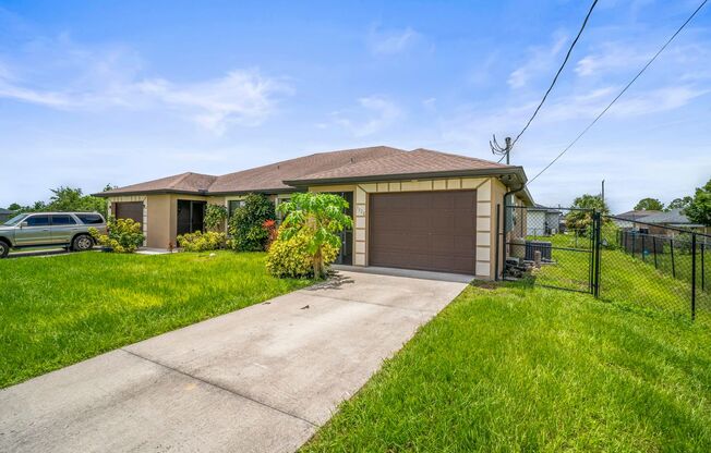 Charming 2 bedrooms+ DEN , 2 bathrooms duplex with fence yard in Lehigh Acres