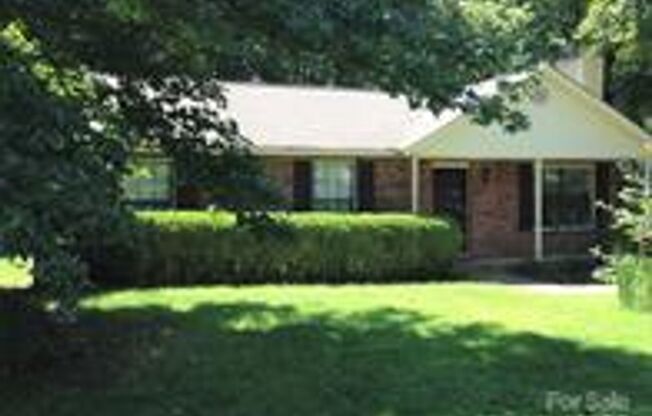 Great, 3-bed / 2 full bath location off the Plaza just minutes to NODA and Uptown