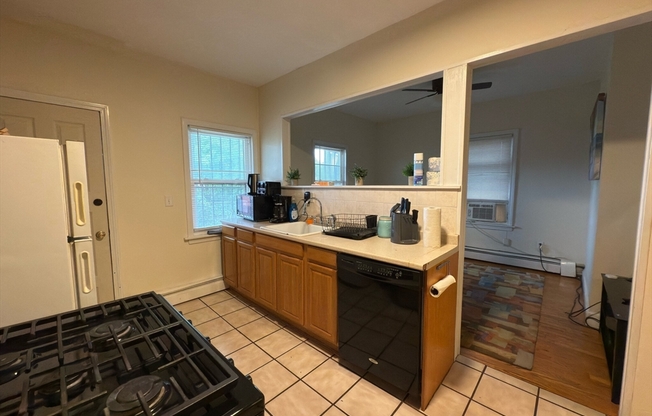 2 beds, 1 bath, 825 sqft, $2,700, Unit 2