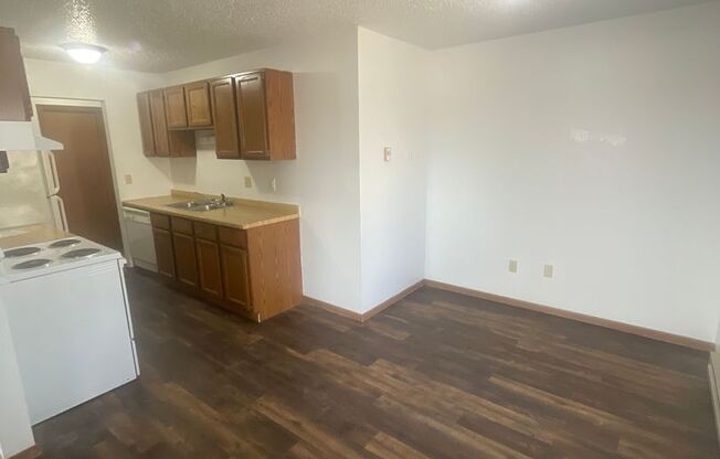 2 beds, 1 bath, 850 sqft, $800, Unit 701 - 10A
