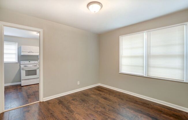 1 bed, 1 bath, $1,300, Unit B