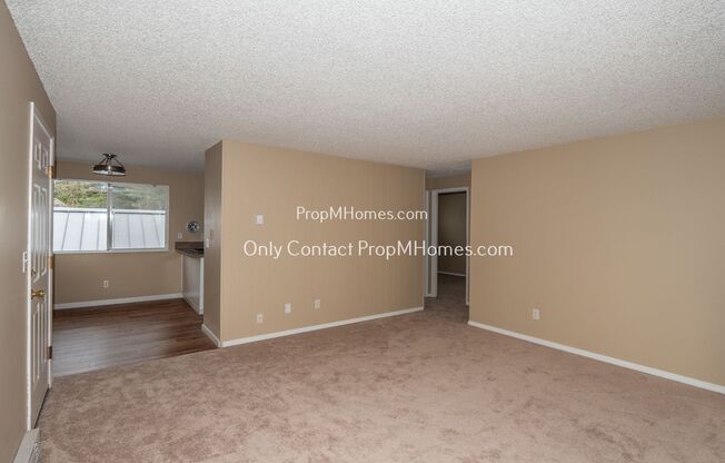 Unbeatable First Floor Apartment Multnomah Village Locale: Culture Meets Convenience! Come Inquire Today!