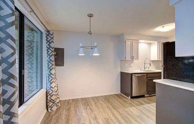 Cozy 2 bdrm 2 bath Condo - $500 OFF the 1st Months Rent!!