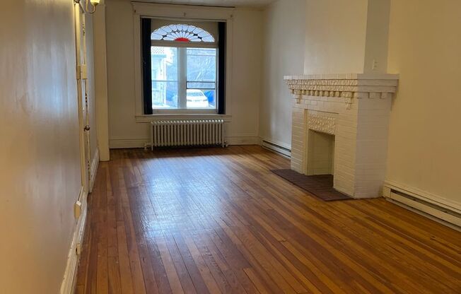 1 bed, 1 bath, $1,149, Unit 1248 W Walnut St-1st Floor